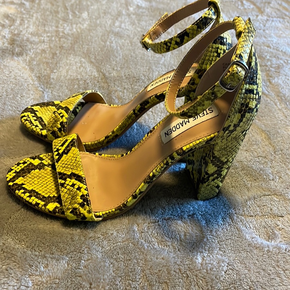 Steve Madden! Size 7M! Neon Yellow Snakeprint.